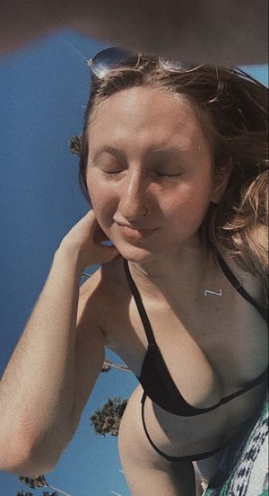 Bangin’ Teen Flaunts Her Perfect Body