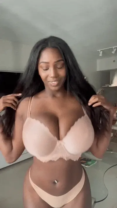 Ellie Mae jiggling in her bra and panties