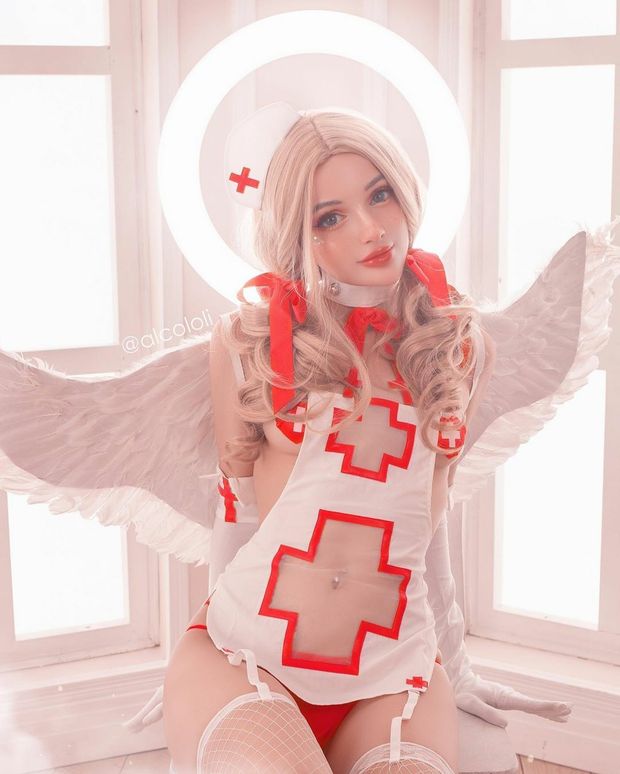 Alcololi in a sexy cosplay