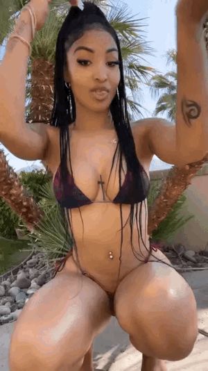 Shenseea dancing