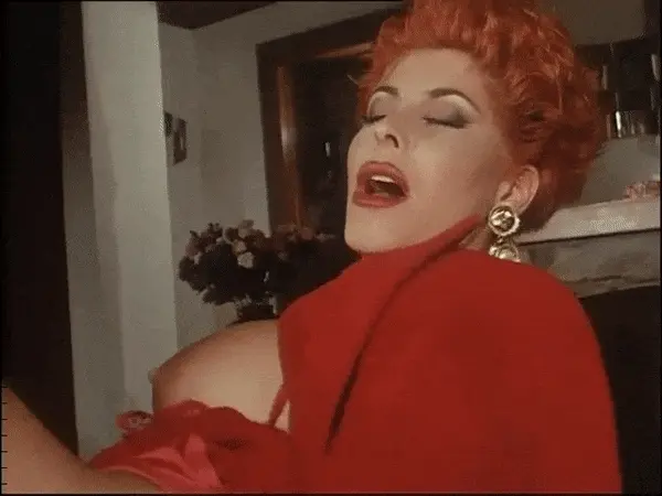 Milly masturbates with a horn in her beautiful delicious ass !