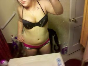 Chubby slut Jenni Amburgey selfshot in her bra and panties