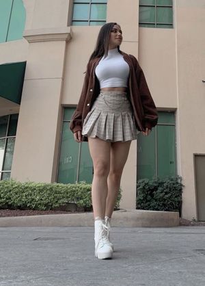 She knows she’s hot. But she probably doesn’t have two brain cells to rub together. Yep, I’m a Bitch. };>~