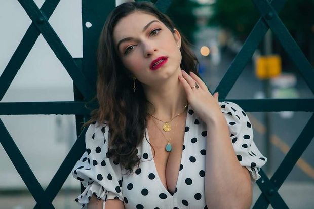 Sydney Meyer Tits Cleavage