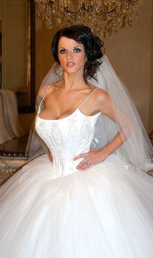 Joslyn w. Elegant-Sexy MakeUp in Erotic Aura on her Wedding Day