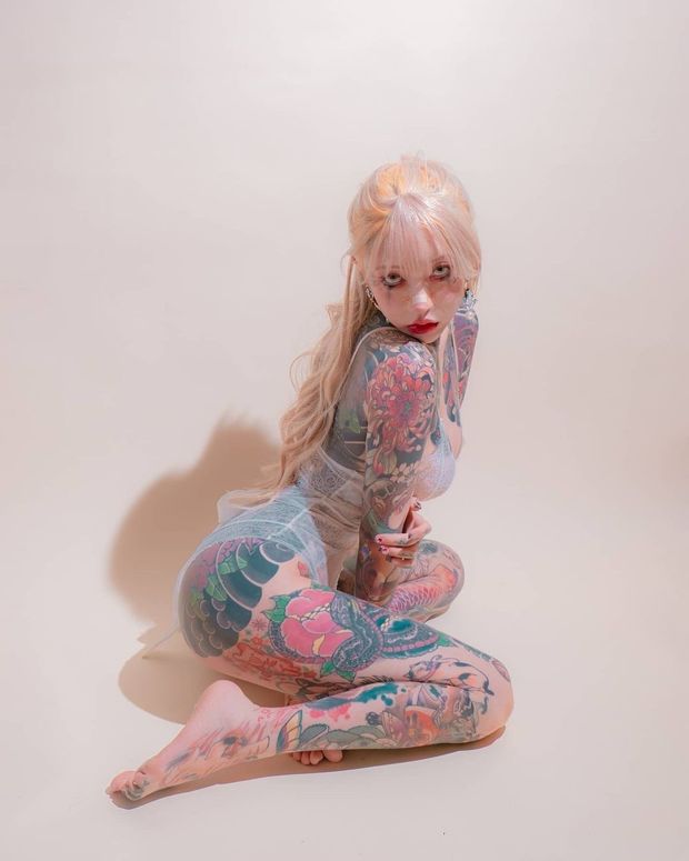 Pouty tattooed cute blonde.