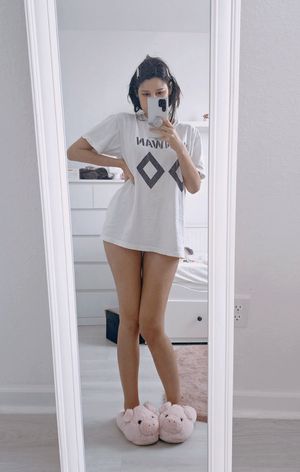 Jeanwan mirror selfie
