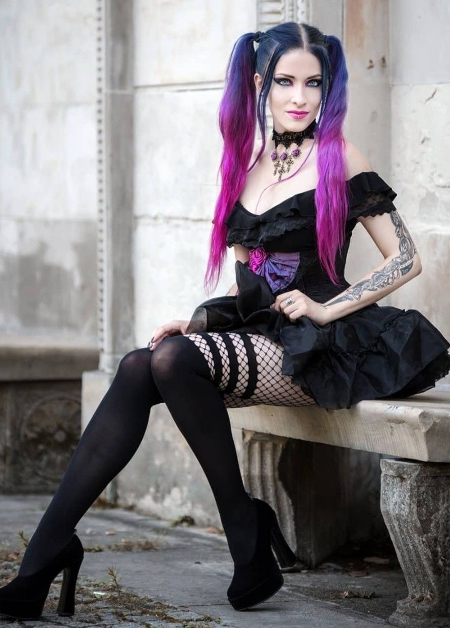Ooo... So pretty, hanging around a mausoleum.