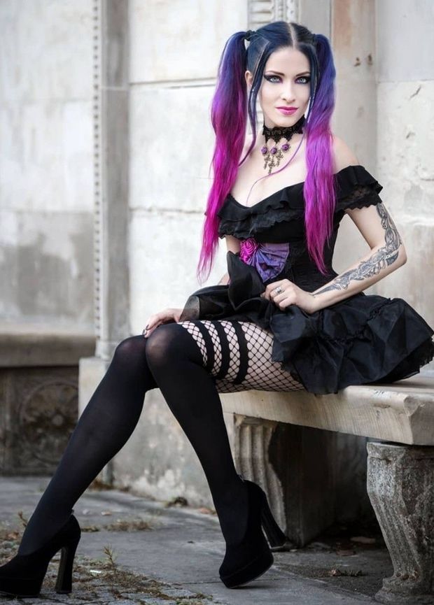Ooo... So pretty, hanging around a mausoleum.