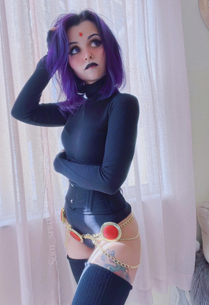 Savvy Lopez Raven cosplay