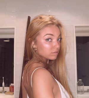 One super cute blonde.