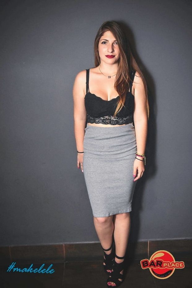 Nice babe in pencilskirt