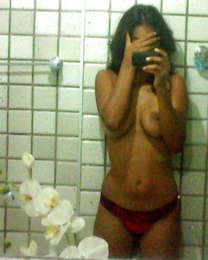 Shy desi teen's selfie in the loo