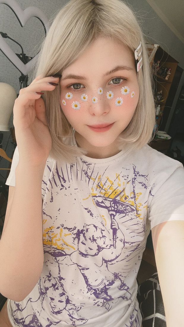 Tsuki Des cute blonde selfie