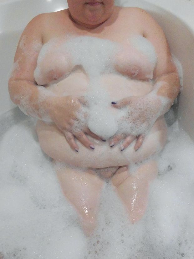 BBW in bubble bath showing off pussy tits and beautiful belly