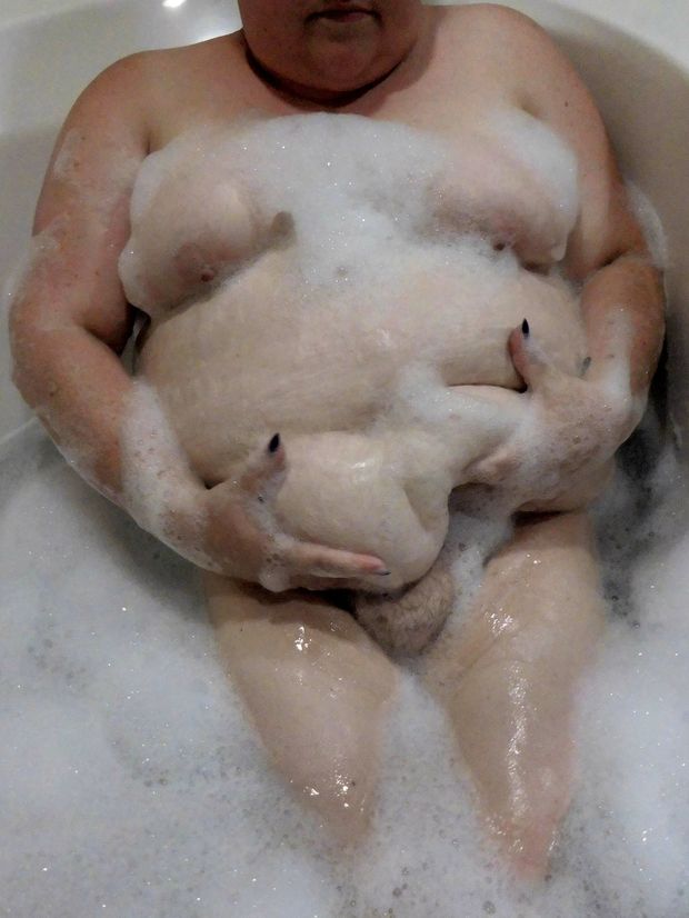 BBW nude in bubble bath rubbing beautiful belly