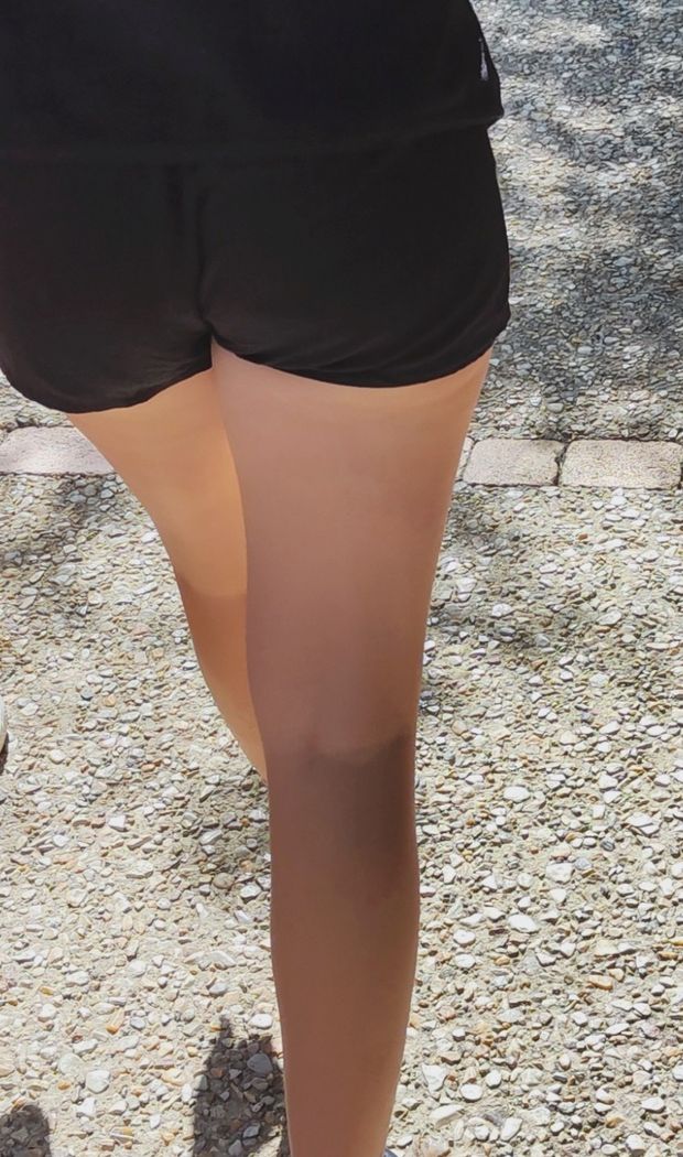 Candid ass in shorts / joli fessier en short et belles jambes