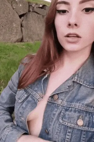 Slutty Damiana public flashing