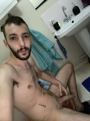 Beau mec avec un beau prépuce.