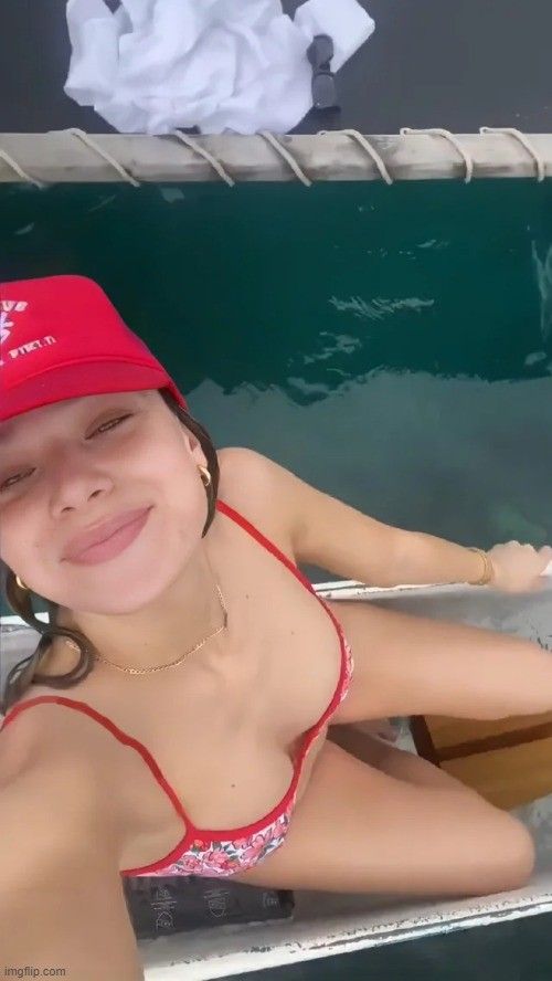 Sexy Haliee Steinfeld Breasts