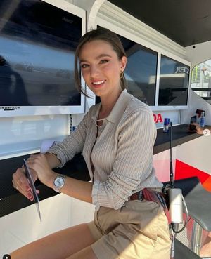 Alina Marzi zeigt ihre Titten im geilen offenen Top