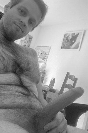 Hairy gay bear in Kingsport TN with a long tail ready to swallow holes and asses