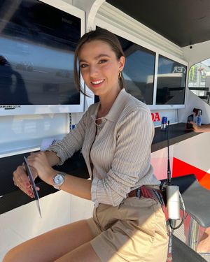 Alina Marzi Top ganz offen