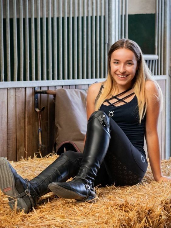 Oh, that equestrian attire...
