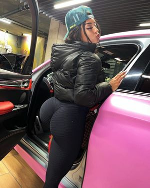 Look at this broad and her phat ass.