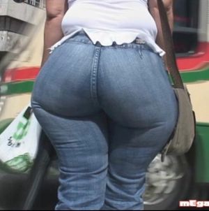 PLUMP ASS IN JEANS