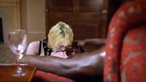 Chantajeada por un guardia de seguridad, Sharon Stone acude todas las semanas a una habitacion de motel para que haga con ella lo que quiera