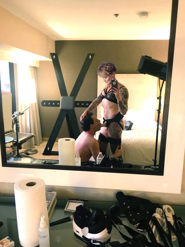 Mistress Sharon dice... "muestrale a tu esposa como me chupas la polla que luego te empotrare en tu trasero abierto"
