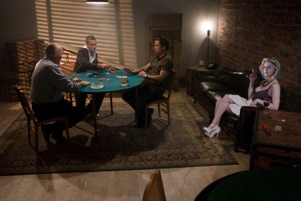 Sharon en  una partida de poker ajena a lo que va a ocurrir. Su marido perderá, no puede pagar, y ella será penetrada por todos sus agujeros