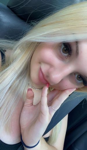 Keyra selfie blonde hair