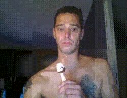 il suce sa sucette en montrant sa bite