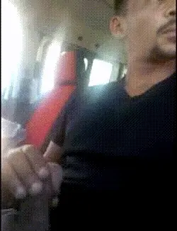 il se branle en voiture