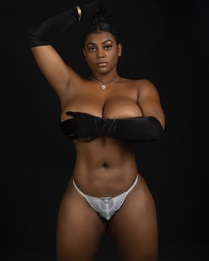 Kiera Nicole handbra