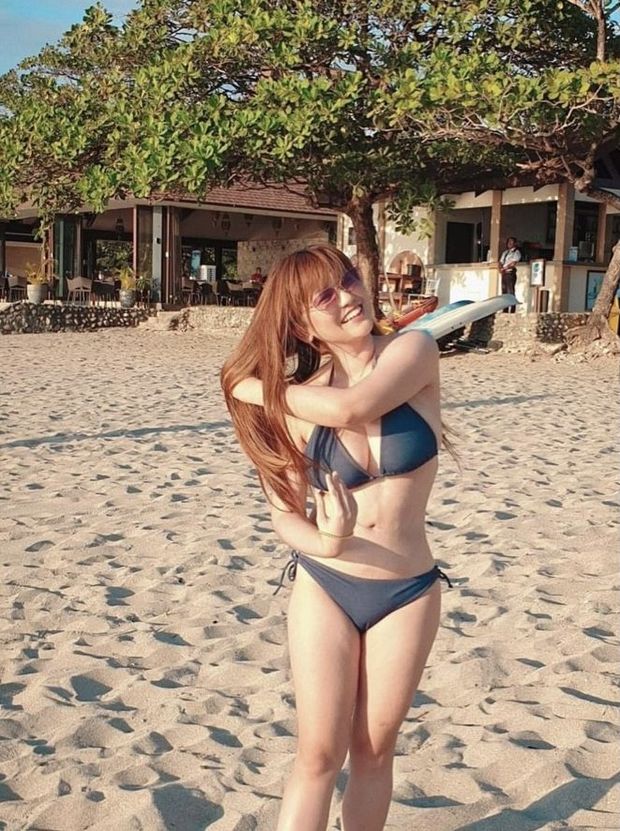 Beach babe Rian Gonzales 3