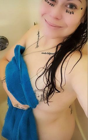 Gotta love a hot stoner chick