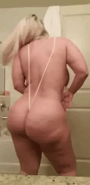 Blonde milf twerking
