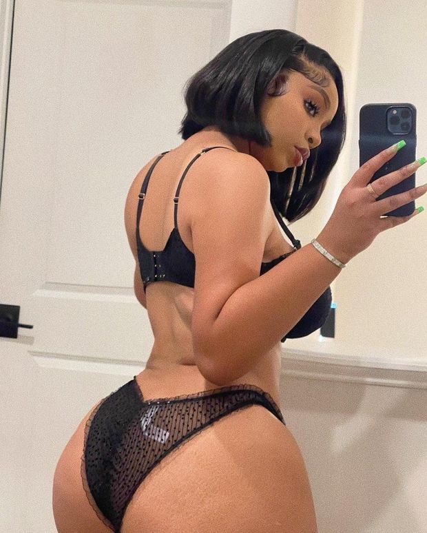 LightSkinKeisha showing off her booty in her bra and panties