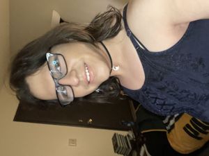 Make-up and dress on point.????