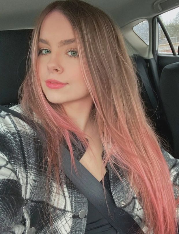 Bella dyed hair in car