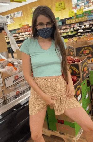 Lilly Vig public flashing