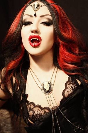 Dani Divine, vampire queen