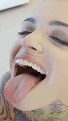 this eyes.... this tongue ????