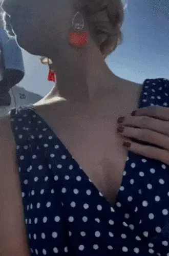 hellojewels public flashing