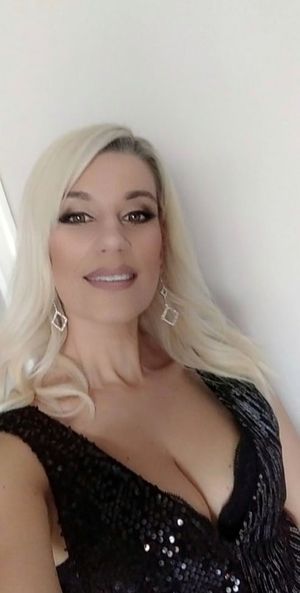 i'am a greek slut, i only fuck black guys with huge cocks.