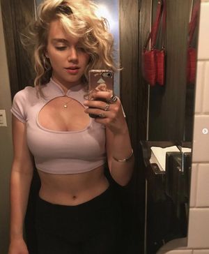 Elizabeth Wheeland sexy cut out front crop tee selfie