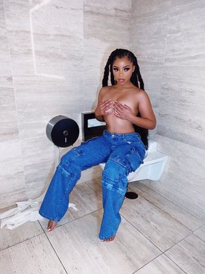 Chloe Bailey handbra